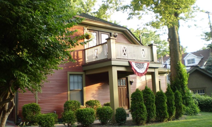 Central Hyde Park Cottage | LUXURY CarriageHouse 2 BR-2 BA Apt,Levl 2 EV Charger,Garage or Off-StreetParking