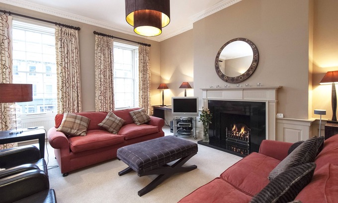 New Town Apartment | Luxury central Edinburgh with stunning views of castle!