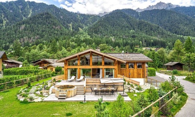 Chamonix-Mont-Blanc Ski Chalet | Luxury Chalet with Panoramic View, Hot Tub & Sauna