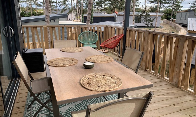 Jullouville Ski Chalet | Luxury Chalet - 4 Guests - Heated Pool - Close to Beach & Shops - Free WiFi