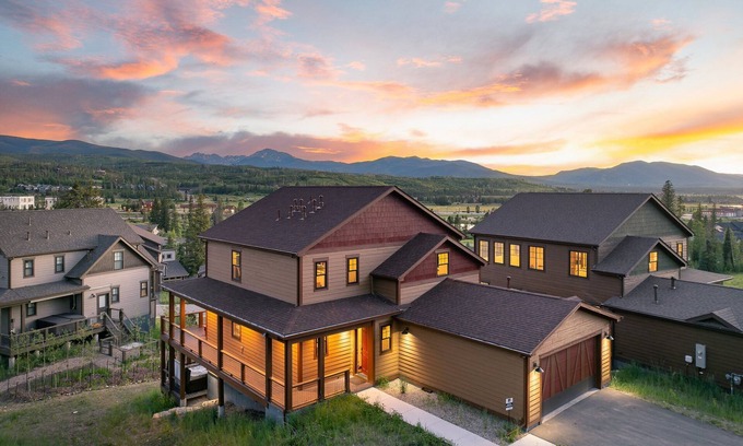 Rendezvous House | Luxury Chalet 7 I Private Hot Tub I Amazing Views I Best Price I Discounted Attractions