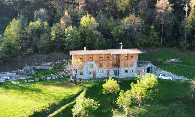 Civenna Apartment | Luxury Chalet Apartment 'Baita Treeb Tramontana' with Lake View, Private Terrace and Wi-Fi