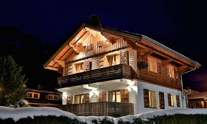 Chamonix-Mont-Blanc Ski Chalet | Luxury chalet in Chamonix town, all en-suite, log fire, hot tub