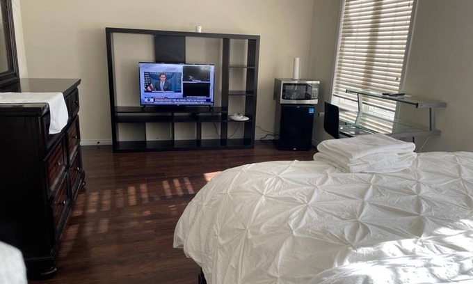 Brantford Apartment | Luxury Chic 1BED Detached house in Central Brantford