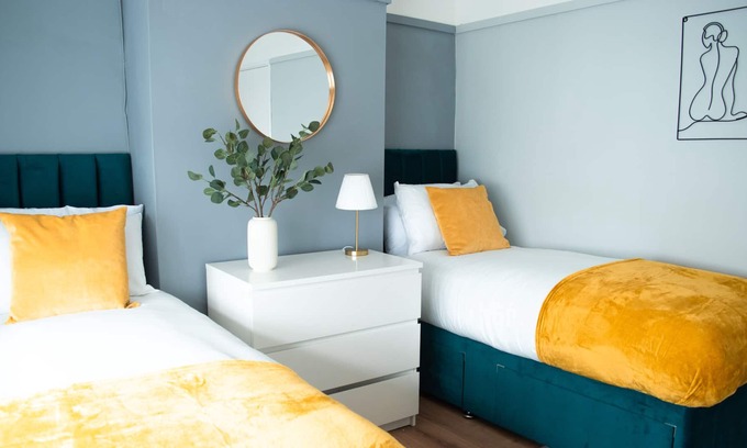 Ealing Common House | Luxury Cityscape London - Free Parking!