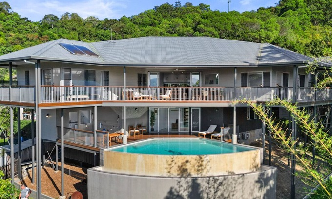 Whitfield House | Luxury Cityview Escape with Infinity Pool & Sunrise Views