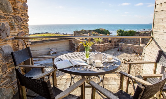 Portwrinkle House | Luxury coastal cottage 20m from the beach. Fantastic sea views. Dog friendly.
