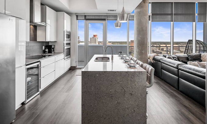 Second Ward Apartment | Luxury & Comfort ~ 5⭐️ Location, Pool, Gym