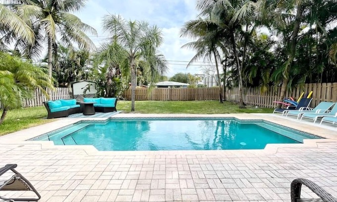 Lake Ridge House | Luxury & Comfy Pool Getaway ~ Mins to Beaches & DT