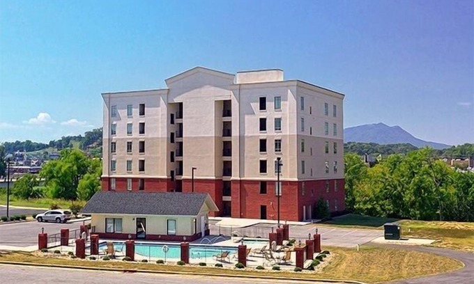 Sevierville Condo | Luxury Condo! 4 Miles To Dollywood, Easy Walk To Shops & Restaurants