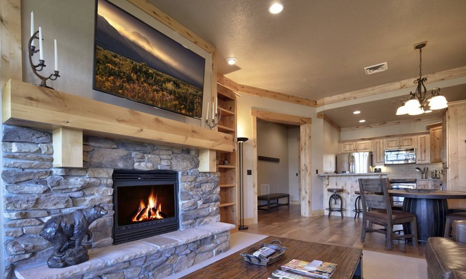 Victor Condo | Luxury Condo in Victor. A/C, W/D, WiFi, Balcony, Grill, Garage Parking. #308