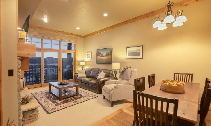 Victor Condo | Luxury Condo in Victor. A/C, W/D, WiFi, Balcony, Grill, Garage Parking. #207