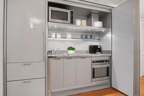 Central New York City Apartment | Luxury Condo steps to Rockefeller Center