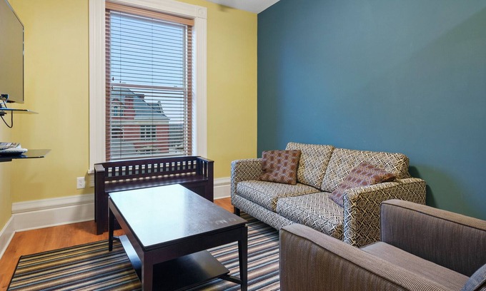 St. Clairsville House | Luxury Condo: Harmonious Fusion of Practicality & Elegance close to Wheeling 302