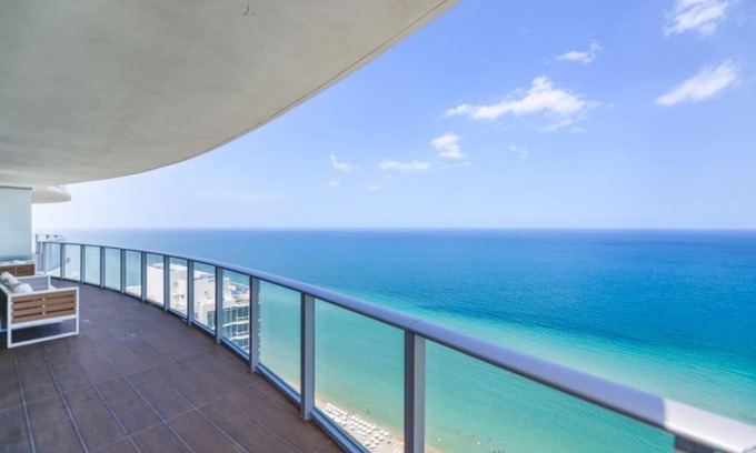 Hollywood South Central Beach Apartment | Luxury Condo with Oceanfront View in Hollywood