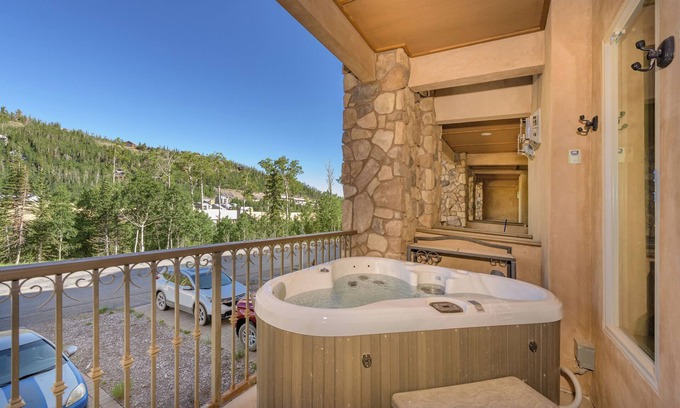 Brian Head Condo | Luxury Condo with Stunning Views . Ski-in, Hot Tub, Smart TVs . Brian Head