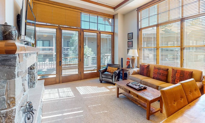 Truckee Condo | Luxury corner condo w/ fireplace & mountain-view terrace in Northstar Village