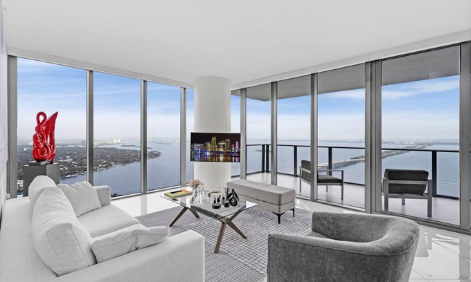 Edgewater Apartment | Luxury Corner Unit with Stunning Bay Views Miami
