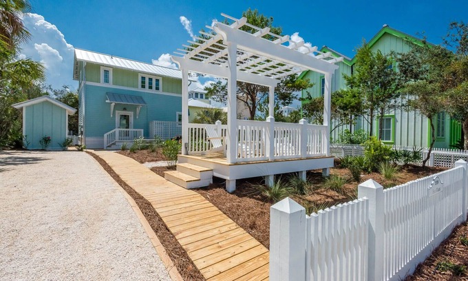 Sunnyside House | Luxury Cottage in Carillon Beach. 2 min walk to the beach! Rates lowered!