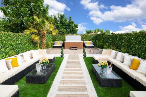 Galway City Centre Apartment | Luxury Cottage - City Center - Large Garden with Hot Tub -7 Bedrooms-4 Bathrooms