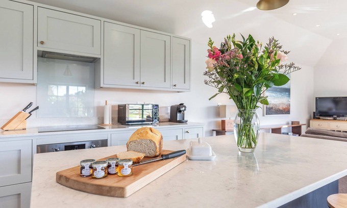 Basingstoke Cottage | Luxury cottage in the stunning Hampshire countryside with garden and views.