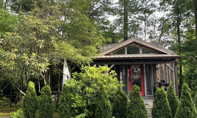 Highlands Cottage | Luxury Cottage w/indoor fireplace & outdoor firepit; walk to Main St!