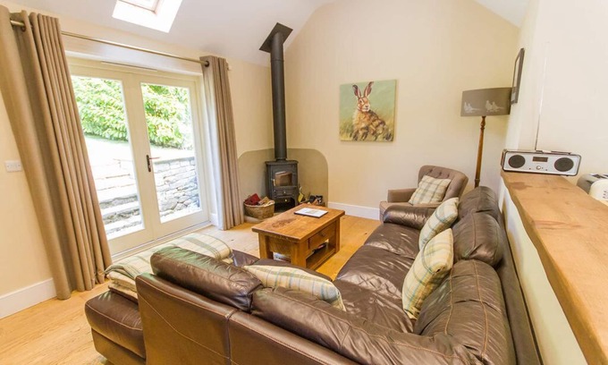 Beeley Cottage | Luxury cottage with garden in Peak District near Chatsworth House, dog friendly