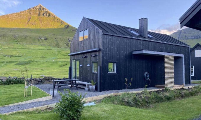 Gjogv House | Luxury Cottage with Stunning Views - Okkara summarhús við Gjógv