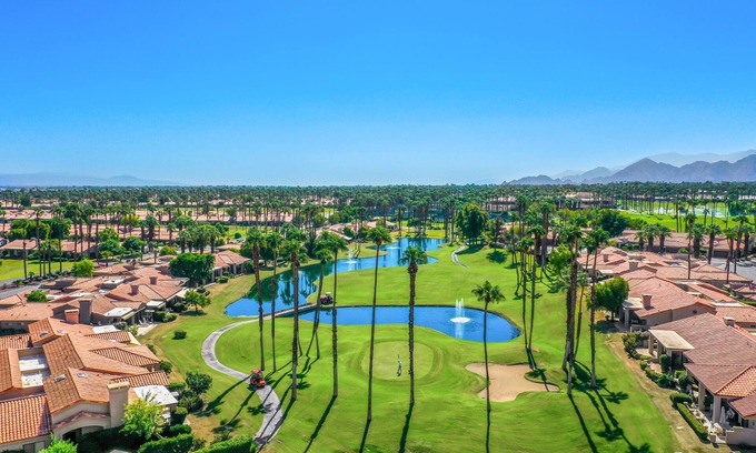 Palm Desert Condo | Luxury Country Club home in Palm Desert