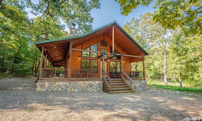 Broken Bow Cabin | 🏡 Luxury Couples Cabin in Hochatown w/Hot Tub, Outdoor TV & Fireplace, 2 TVs