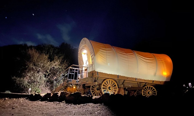 Thousand Oaks House | Luxury Covered Wagon in Santa Monica Mountains close to Malibu w/King Bed