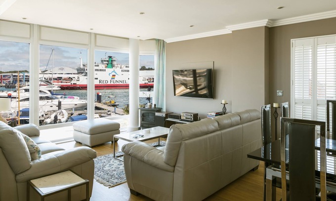 Cowes Apartment | Luxury Cowes waterfront apartment with stunning panoramic marina & sea views
