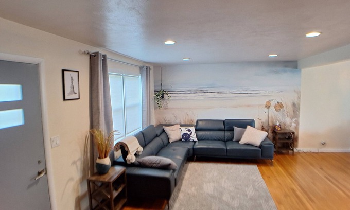 Gurnee House | Luxury Cozy Stay-Near Six Flags, Navy Base