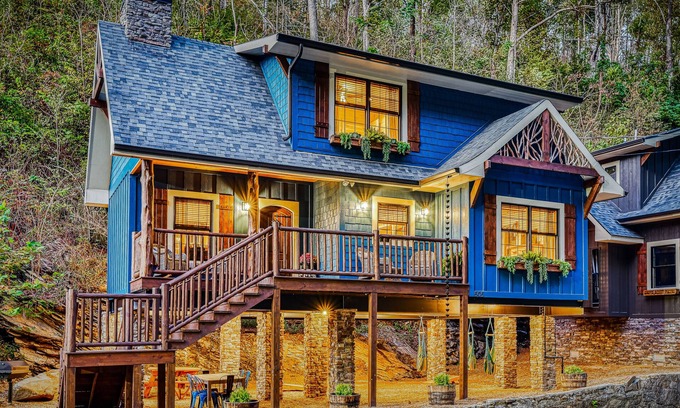 Gatlinburg Ski Chalet | Luxury Creekside Chalet w/Free Attraction Tickets & Hot Tub - Walk to Downtown