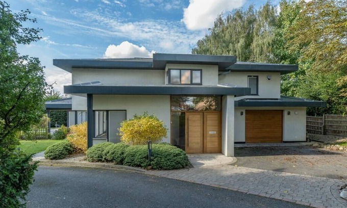 Plumtree House | Luxury detached 4bed house Sleeps 8 in Village location with garden & driveway!
