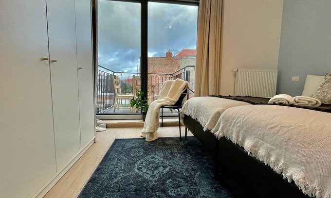 Klein-Antwerpen Apartment | Luxury Dlx 1BR Near Fashion District by Oneluxstay