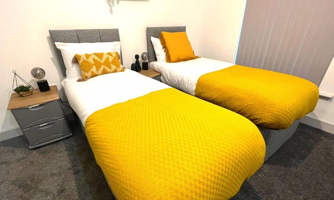 Wigan House | Luxury Double Twin Room Private Bathroom in WN1
