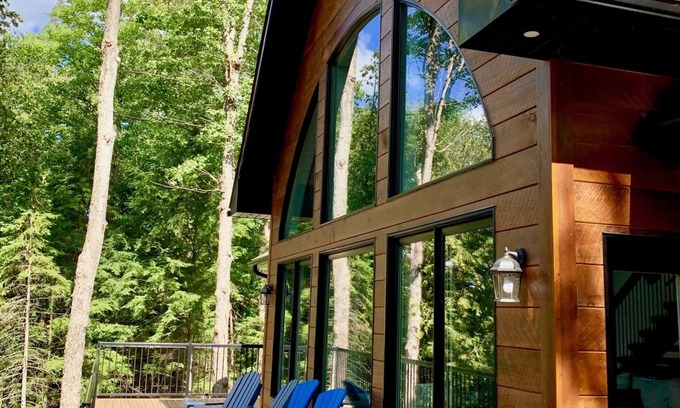 Haliburton House | Luxury Drag Lake Cottage with Hot Tub & A/C