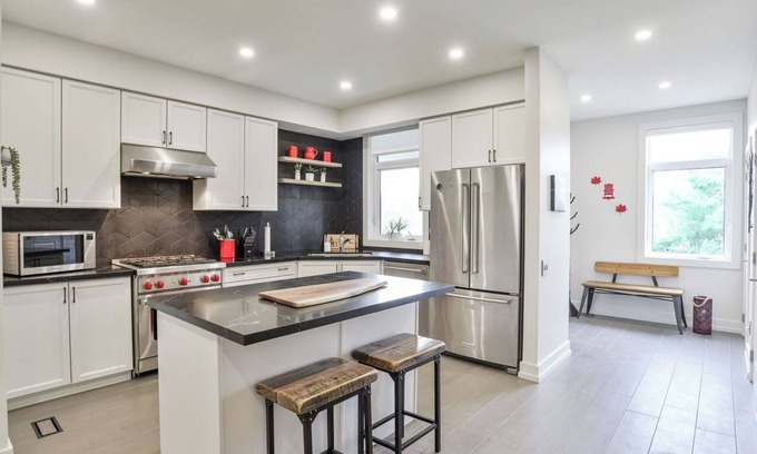 Gravenhurst House | Luxury End-Unit Townhome in Muskoka Bay Resort
