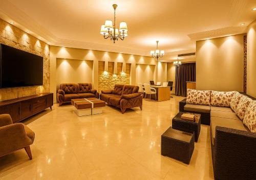 Maadi Apartment | Luxury Escape with Pool Access