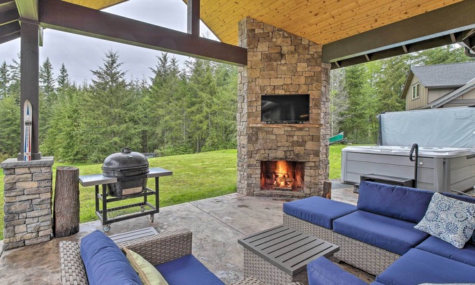 Fall City House | Luxury Fall City Retreat on 8 AC w/ Hot Tub!