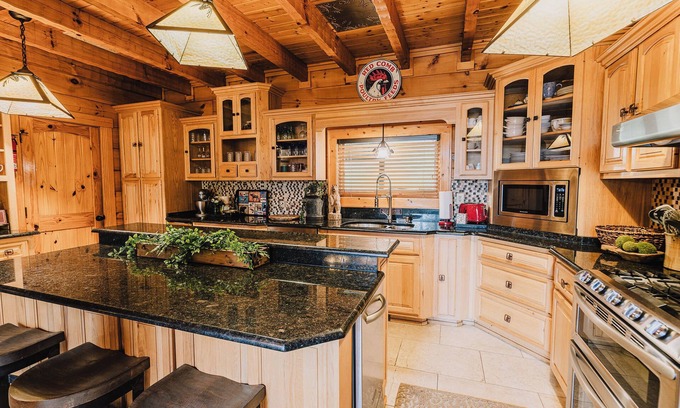 Gatlinburg - Pigeon Forge Cabin | Luxury Family Friendly, +Guest Cottage, nArcade, HotTub, PoolTable, Theatre