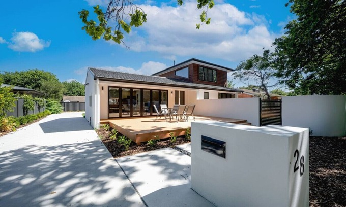 Downer House | Luxury family home near Dickson Village