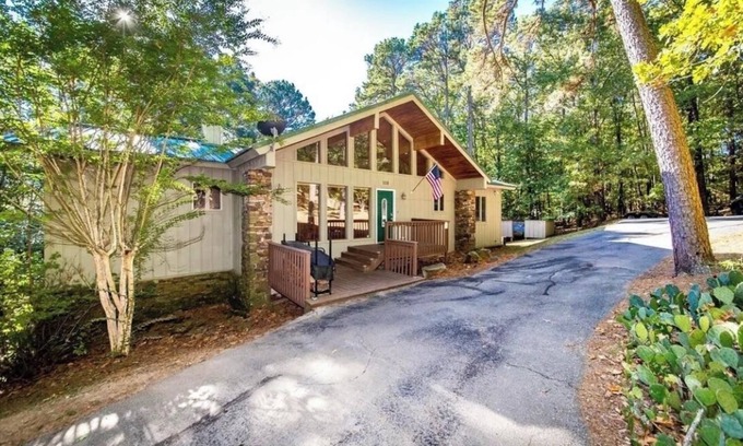 Drasco House | Luxury Family Lakefront Home on Greers Ferry Lake & at Tannenbaum Golf Course