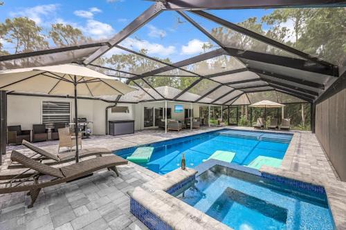 Central Naples Villa | Luxury Family Pool, Jacuzzi, 2 Pickleball Court, Ping Pong Table Very Private Home Sleeps 8