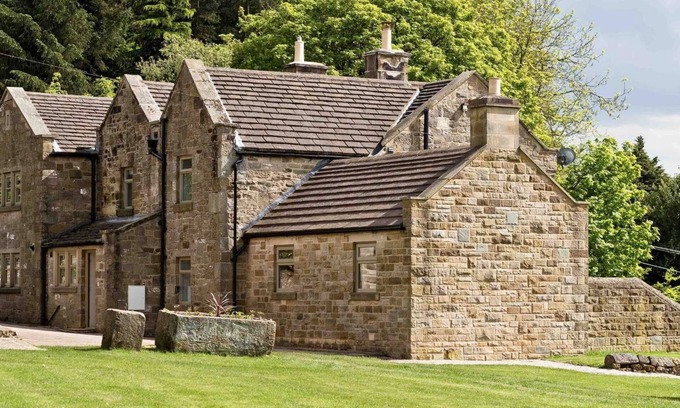 Beeley House | Luxury farmhouse, sleeping up to 18 guests in 8 bedrooms, with superb games room