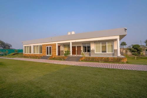 Ganaur Resort | Luxury Farmhouse Stay, Pure Vegetarian- Santushti Farm, NCR