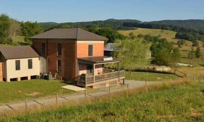 New River House | Luxury Farmhouse w/5 Star Amenities near VT and RU