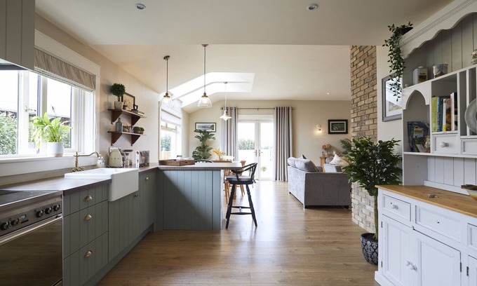 Ogonnelloe Cabin | Luxury five star self catering lodge overlooking the beautiful Lough Derg.