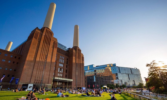 Nine Elms Apartment | Luxury flat steps away from shops and restaurants in Battersea Power Station